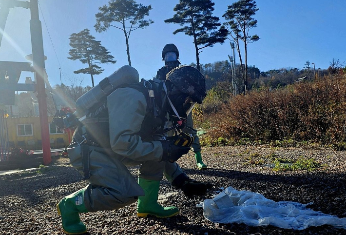 지난 7일 강원 평창군 알펜시아 스키점프센터 일원에서 열린 북한 대남 오물 풍선 도발 상황 가정 민·관·군·경·소방 통합 훈련에서 육군 36사단 화생방테러특수임무대(CRST) 장병들이 원점 지역 일대에서 화학작용제 유무를 탐지하고 있다. 육군 36보병사단 제공