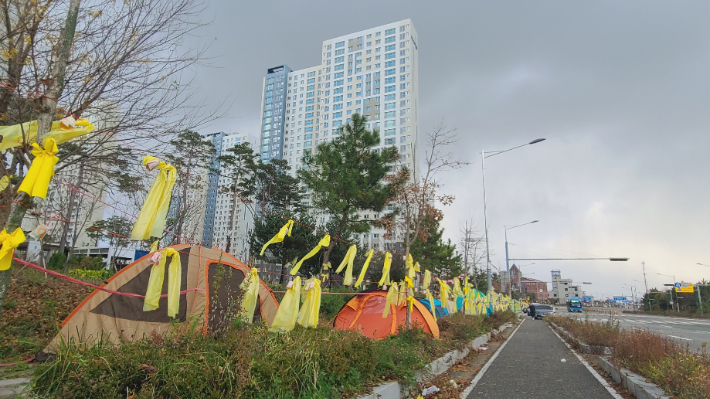 준공 직후 시행사 부도와 시공사 유치권 행사로 입주가 1년여째 미뤄지고 있는 인천 중구 영종도 미단시티 내 '누구나집' 민간임대주택 모습. 입주 지연이 장기화되면서 입주예정자들이 아파트 입구에 텐트를 치고 농성을 벌이고 있다. 주영민 기자