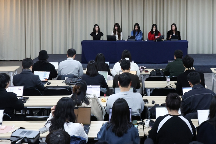 그룹 뉴진스가 28일 저녁 8시 30분 서울 강남구 모처에서 긴급 기자회견을 열어 소속사 어도어에 전속계약 해지를 통보했다. 연합뉴스