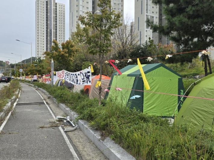 인천 중구 영종도 미단시티 내 누구나집 아파트 입구 모습. 시행사 부도와 시공사의 유치권 행사로 입주가 지연되자 입주예정자들이 텐트 농성을 하는 모습. 사진 연합뉴스