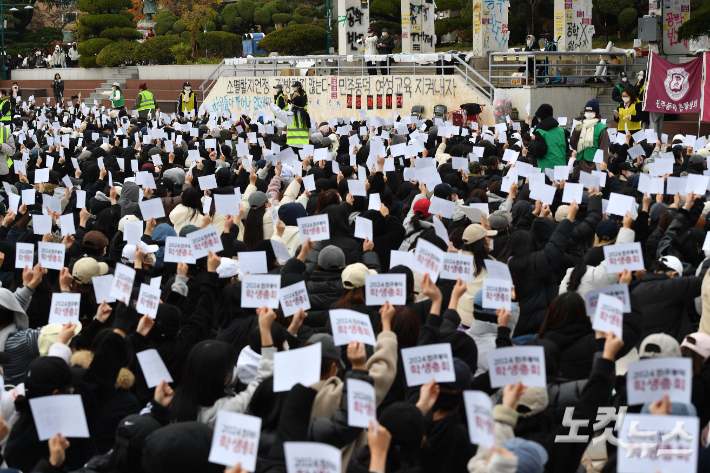 동덕여자대학교 총학생회를 비롯한 재학생들이 지난 20일 오후 서울 성북구 동덕여자대학교에서 열린 남녀공학 전환과 총장 직선제 문제를 논의하는 학생총회에서 남녀공학 전환 찬반투표를 하고 있다. 류영주 기자