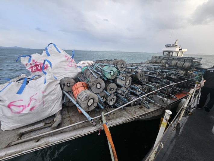 16t급 양식장관리어선이 기상특보가 발효된 해역에서 출항 제한 및 과승으로 해양경찰 경비함정에 적발됐다. 여수해경 제공