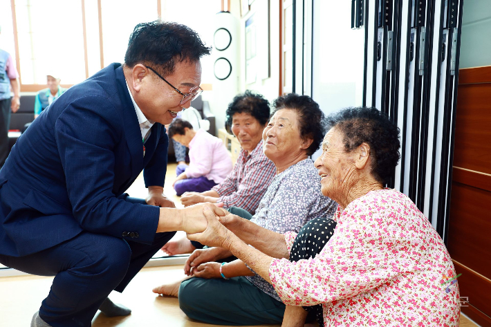 손병복 울진군수가 '군민 섬김데이'를 맞아 지역 경로당을 방문해 어르신들과 대화를 나누고 있다. 울진군 제공