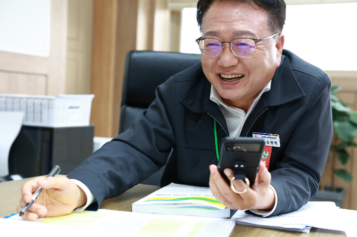 손병복 울진군수가 '군수직통 문자민원서비스' 민원을 확인하고 있다. 울진군 제공