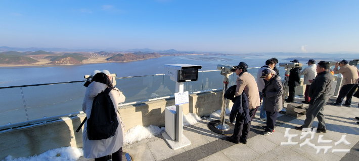 애기봉 스타벅스 앞에 있는 전망대에서 관광객들이 북한땅을 바라보고 있다. 박창주 기자