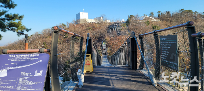 애기봉 조강전망대로 이어진 흔들다리. 박창주 기자