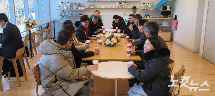 김병수 김포시장과 김규식 김포시 부시장을 비롯한 김포시청 간부 공무원들이 애기봉에서 관광활성화 방안을 논의하고 있다. 박창주 기자