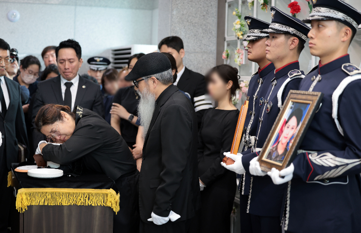 지난 7월 20일 서울 동작구 국립서울현충원에서 열린 고(故) 이예람 중사 봉안식에서 유가족이 봉안 전 고인의 유골함을 마지막으로 끌어안고 있다. 연합뉴스