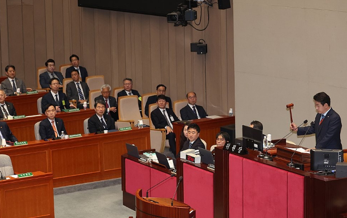 29일 국회 예결위 전체회의에서 박정 위원장이 의사봉을 두드리고 있다. 연합뉴스