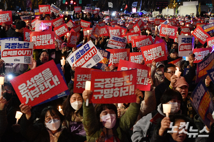 지난 23일 오후 서울 종로구 광화문 북측광장 인근에서 열린 '김건희·윤석열 국정농단 규탄·특검 촉구 제4차 국민행동의 날' 집회에 참석한 시민들이 구호를 외치고 있다. 류영주 기자