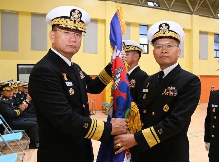 29일 해군 1함대사령부에서 거행된 제30·31대 해군 제1함대사령관 이·취임식에서 곽광섭 신임 1함대사령관(사진 오른쪽)이 황선우 작전사령관으로부터 부대기를 이양받고 있다. 해군1함대 제공