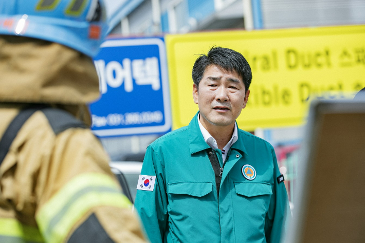 배 의장이 장안면 석포리 재활용업체 화재 현장을 방문했다. 화성시의회 제공