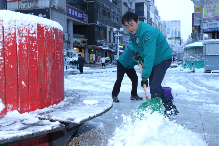 지난 27일 제설 작업에 참여한 이동환 시장. 고양시 제공