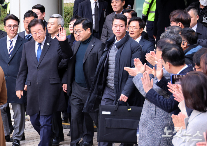 위증교사 1심 재판에서 무죄를 선고받은 이재명 더불어민주당 대표가 지난 25일 서울 서초구 중앙지방법원을 나서고 있다. 사진공동취재단