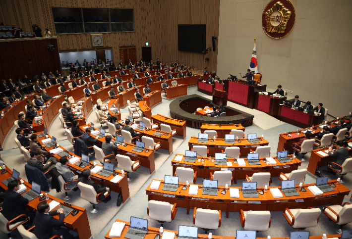 29일 국회에서 열린 예산결산특별위원회 전체회의에서 박정 위원장이 야당 단독으로 감액 예산안을 통과시키고 있다. 연합뉴스