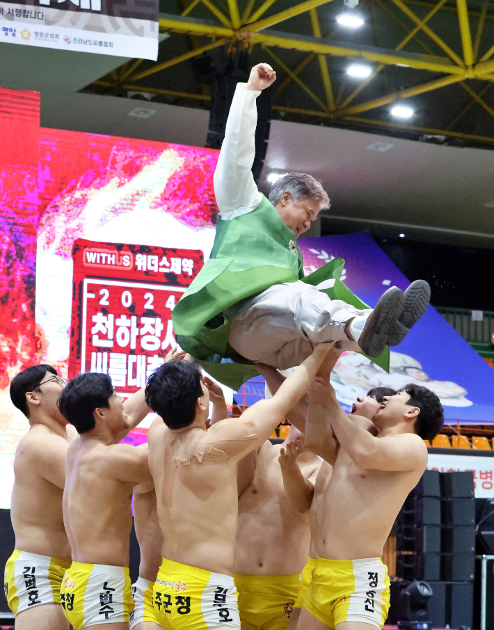 울주군청 선수들이 이대진 감독을 헹가래치는 모습. 협회