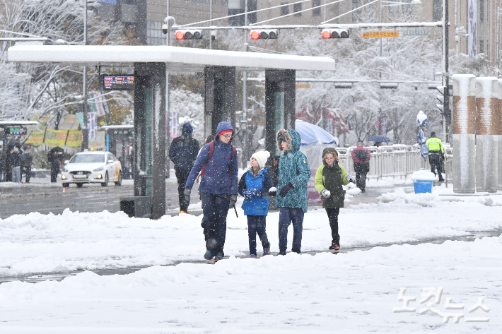 서울 전역에 대설주의보가 발효된 27일 오전 서울 종로구 광화문광장에서 관광객들이 발걸음을 옮기고 있다. 류영주 기자