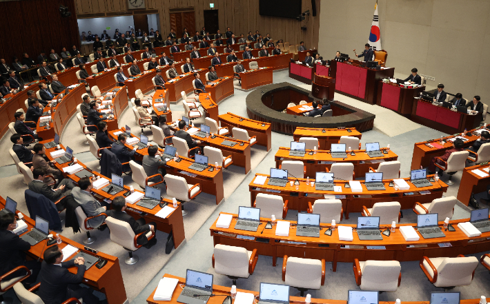 지난 29일 국회에서 열린 예산결산특별위원회 전체회의에서 박정 위원장이 야당 단독으로 감액 예산안을 통과시키는 모습. 연합뉴스