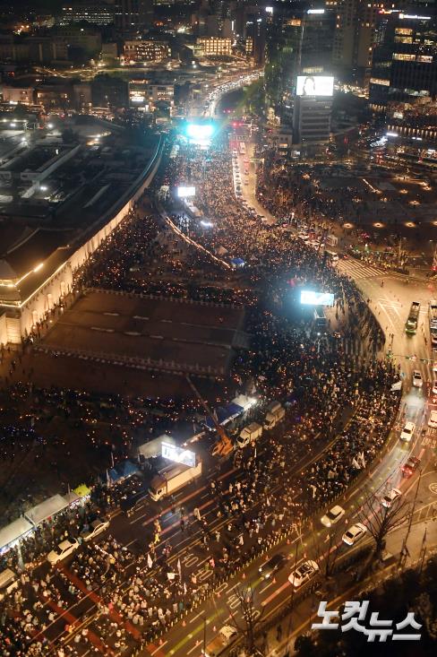 30일 서울 종로구 광화문 북측광장 인근에서 