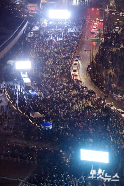 30일 서울 종로구 광화문 북측광장 인근에서 