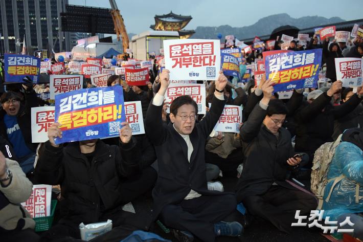 더불어민주당 이재명 대표가 30일 서울 종로구 광화문 북측광장 인근에서 열린 