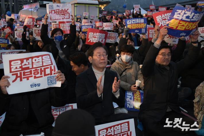 더불어민주당 이재명 대표가 30일 서울 종로구 광화문 북측광장 인근에서 열린 