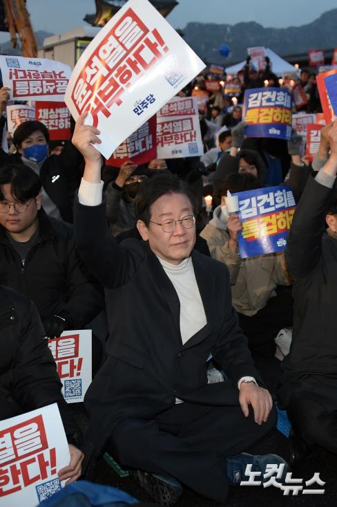 더불어민주당 이재명 대표가 30일 서울 종로구 광화문 북측광장 인근에서 열린 