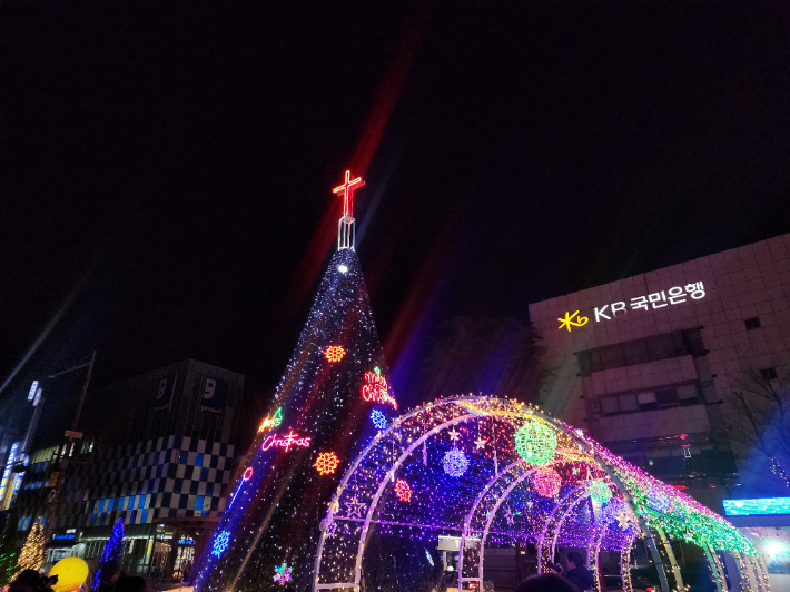 전주 오거리광장에 설치된 성탄트리. 전북CBS