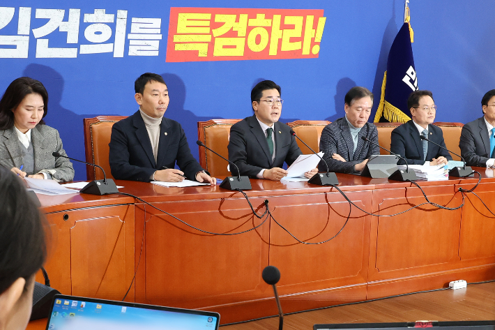 더불어민주당 박찬대 원내대표(오른쪽 네번째)가 1일 오전 국회에서 열린 기자간담회에서 발언하고 있다. 연합뉴스