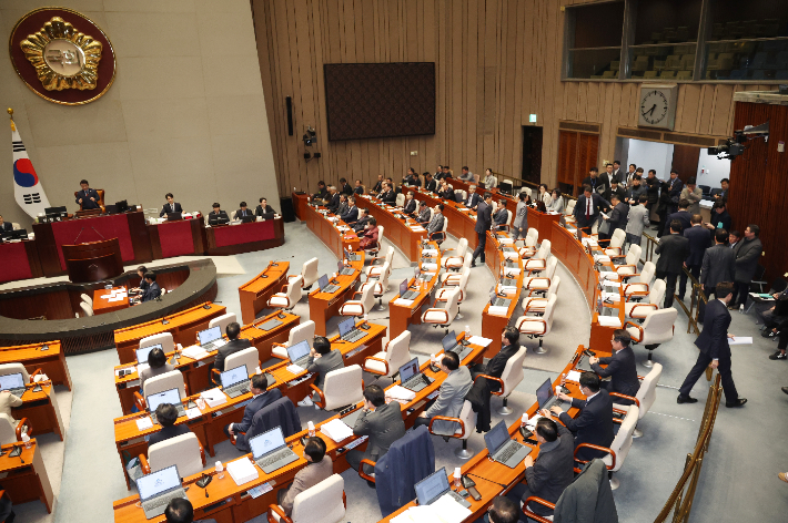 지난달 29일 국회에서 열린 예산결산특별위원회 전체회의에서 국민의힘 의원들이 퇴장하고 있다. 연합뉴스