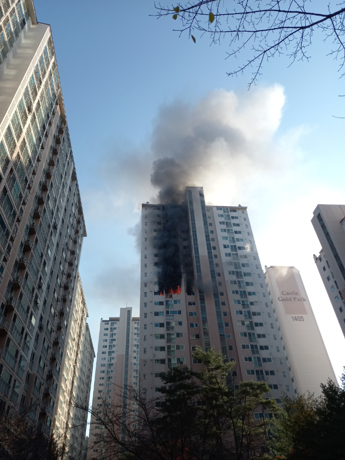 2일 오전 8시 59분쯤 대구시 수성구 황금동의 한 아파트에서 불이 났다. 대구소방안전본부 제공