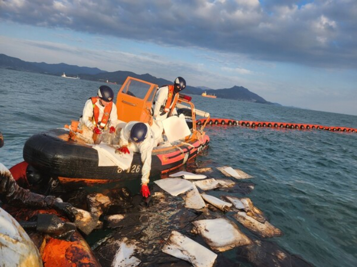 방제 작업 중인 해경. 여수해경 제공 