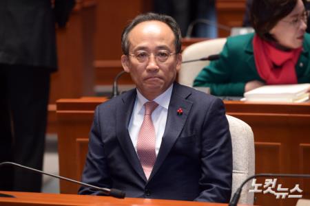 굳은 표정의 추경호 원내대표