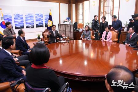 국민의힘 추경호 원내대표와 의원들이 2일 서울 여의도 국회 의장실을 방문해 우원식 국회의장에게 예산안 관련 항의를 하고 있다.