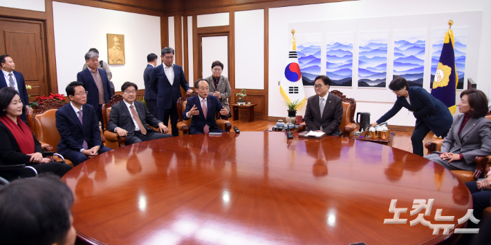 국민의힘 추경호 원내대표와 의원들이 2일 서울 여의도 국회 의장실을 방문해 우원식 국회의장에게 예산안 관련 항의를 하고 있다. 윤창원 기자