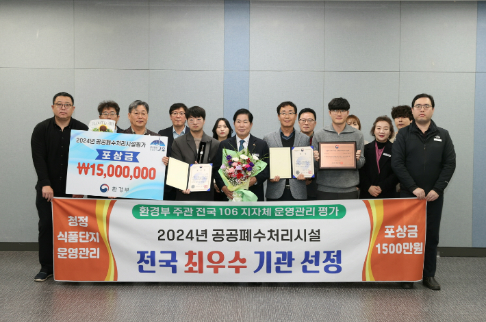 왼쪽 두 번째부터 박기종 경제산업과장, 신승민 주무관, 공영민 고흥군수, 송창혁 기업육성팀장, 권대휘 주무관. 고흥군 제공