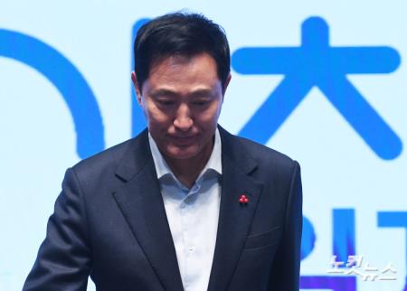 무대에서 내려오는 오세훈 시장