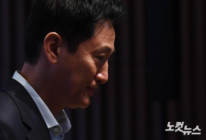 무대에서 내려오는 오세훈 서울시장