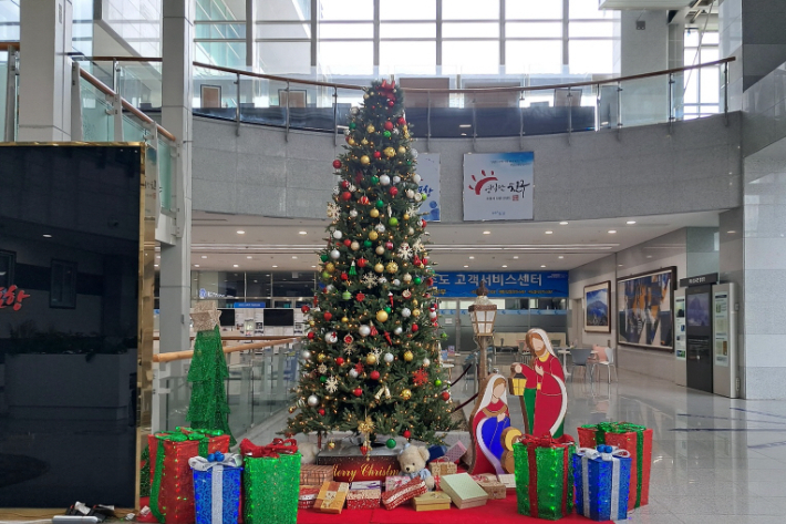 포항성시화운동본부는 포항시청(사진)과 KTX포항역 로비에도 각각 성탄트리를 조성했다. 포항성시화운동본부 제공