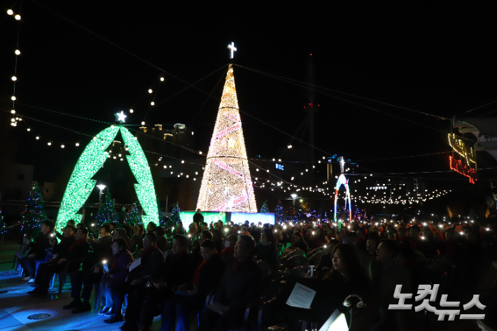 포항성시화운동본부는 지난 1일 오후 5시 철길숲 분수대광장 특설무대에서 '성탄트리 점등식'을 개최했다. 유상원 아나운서