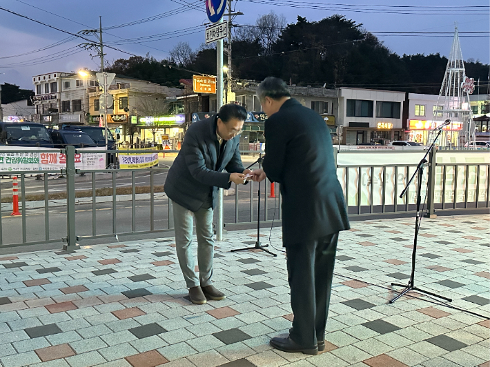 지역의 어려운 이웃을 위해 써 달라며 연곡면교회연합회 회원교회에서 모금한 1백만원을 연곡면에 전달하고 있다. 연곡면교회연합회 제공