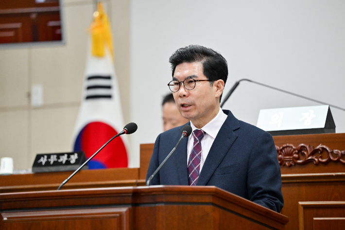 김광열 영덕군수가 2일 군의회에서 내년 군정 방향에 대해 연설을 하고 있다.  영덕군 제공