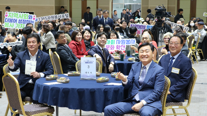 2일 전북자원봉사자대회에서 김관영 도지사와 고영호 이사장(오른쪽 첫번째부터)이 포즈를 취하고 있다. 전북자원봉사센터 제공