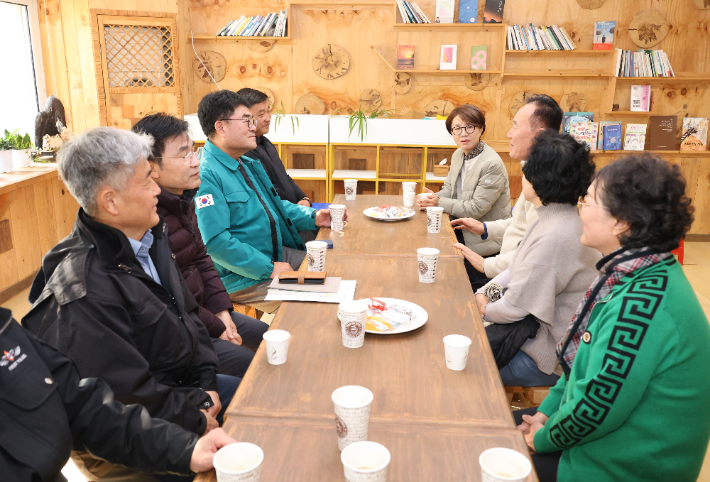 박상수 삼척시장이 2일 삼척시 미로면에서 '시장과 함께하는 동네한바퀴'를 진행했다. 삼척시 제공