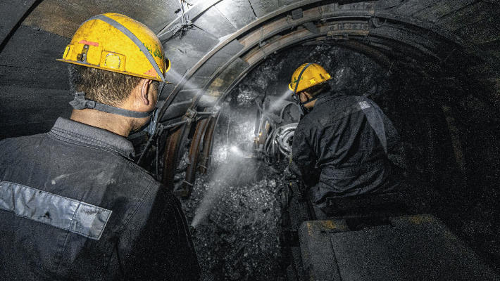 탄광노동자들이 전남 화순 탄광에서 안전 헬멧에 부착된 램프에 의지해 석탄 채굴 작업을 하고 있다. 전남 화순군 제공 전남 화순군 제공