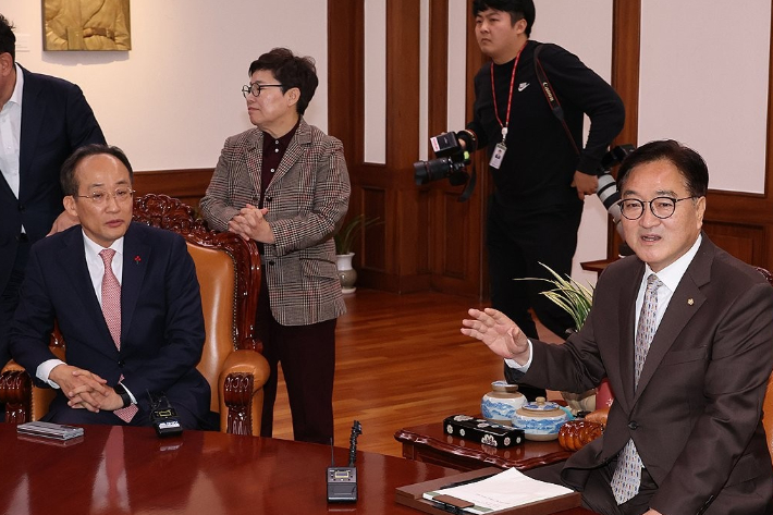 국민의힘 추경호 원내대표와 중진 의원들이 2일 오전 비상의원총회를 마친 뒤 국회의장실을 방문, 우원식 의장에게 감액 예산안의 본회의 처리에 대한 반대 의견을 전달하고 있다. 연합뉴스