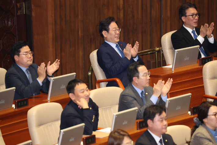 더불어민주당 이재명 대표와 박찬대 원내대표 등 의원들이 2일 오후 국회 본회의에서 예산결산특위 더불어민주당 간사의 의사진행발언을 들으며 박수를 치고 있다. 연합뉴스