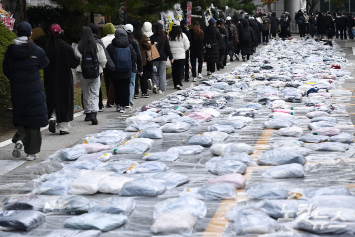 동덕여자대학교 총학생회를 비롯한 재학생들이 지난달 20일 오후 서울 성북구 동덕여자대학교에서 열린 남녀공학 전환과 총장 직선제 문제를 논의하는 학생총회에 참석하기 위해 줄을 서고 있다. 류영주 기자