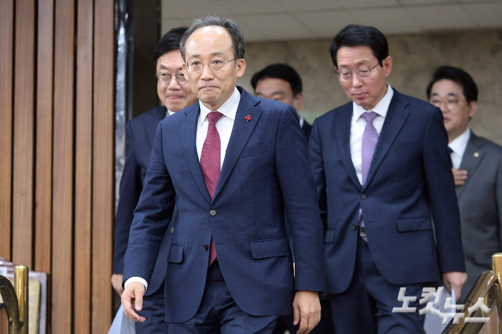 국민의힘 추경호 원내대표가 3일 서울 여의도 국회에서 열린 원내대책회의에 참석하고 있다. 윤창원 기자