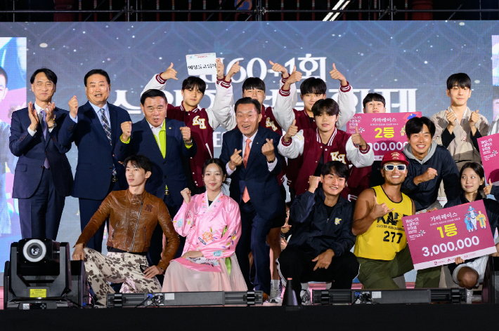 이재준(가운데 주황색 넥타이) 수원특례시장이 축제 관계자들과 함께하고 있다. 수원특례시 제공